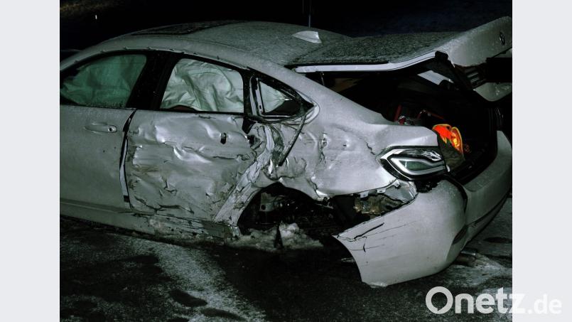 Spiegelglatt war es hier zum Unfallzeitpunkt: Am Kreuzberg, zwischen Vilseck und Adlholz, sind am Montagabend zwei Autos zusammengestoßen. Bild: gf