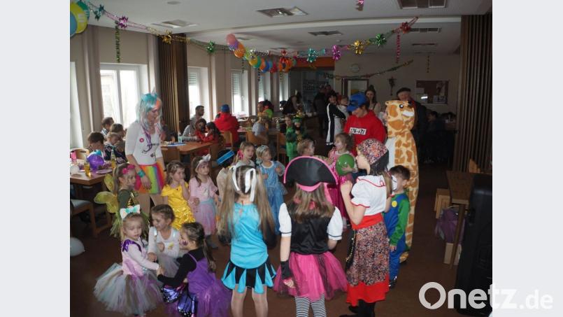 Als Animateure stellten sich Vorsitzende Nicola Hummer vom Elternberat als Panzerknacker, Natascha Bauer als Einhorn und Marie Hummer als Giraffe zur Verfügung. Bild: gz