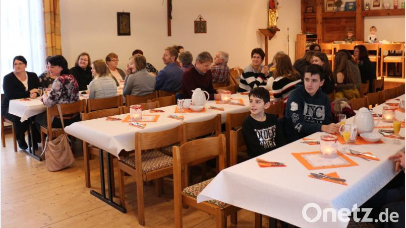 Gerne folgen die Gemeindemitglieder der Einladung zum alljährlichen Familienfrühstück. Bild: rpp
