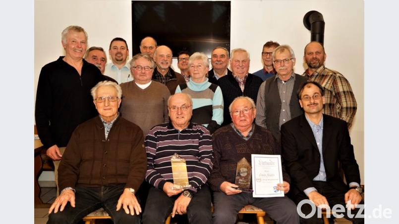 Anton Hecht wird für 40 Jahre, Peter Nasz für 50 und Erwin Müller für 60 Jahre (von links, sitzend) geehrt. Bild: arw