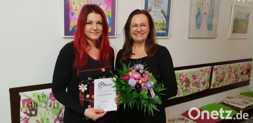 Jessika Wöhrl-Neuber (links) bedankt sich bei der versierten Referentin Kristine Joop mit einem Blumenstrauß. Bild: jzk