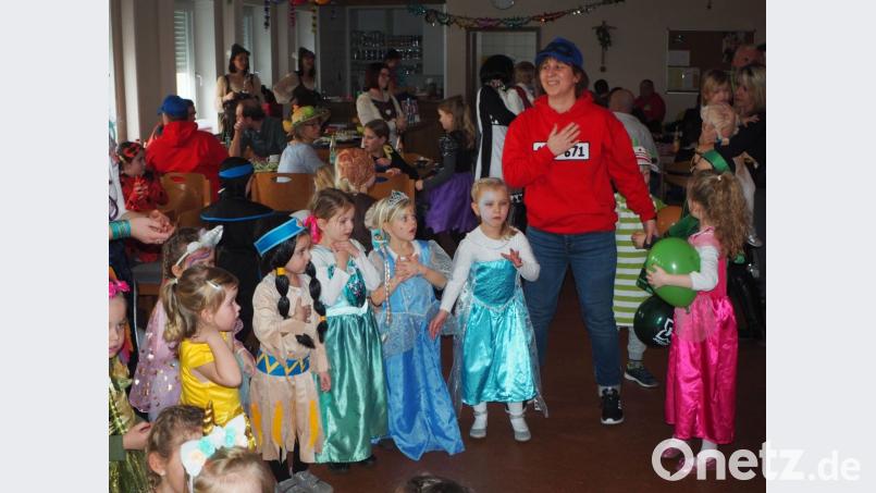 Die toll maskierten Kinder umzingeln die Panzerknacker-Lady Nicola Hummer und Kathrin Zinkl und Daniela Kleber (links hinten von links) als fesche Robin-Hood-Darstellerinnen sorgen für leckeren Kuchen. Bild: gz