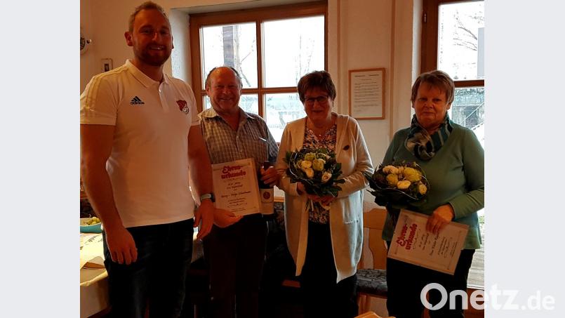 Abteilungsleiter Christian Schraml (von links) zeichnet mit Georg und Helga Scharbauer und Regina Winter drei langjährige VfB-Tennisspieler aus. Bild: R. Kreuzer