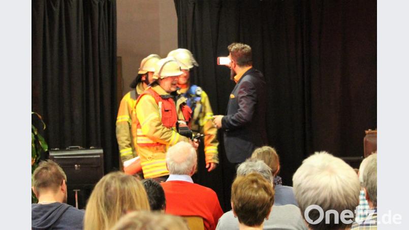 Ein Selfie muss sein: Kai Oliver Borchers unterhält während des Einsatzes der Feuerwehr das Publikum. Bild: Dagmar Williamson
