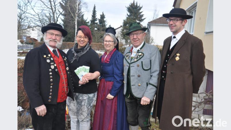 Die Einnahmen in Höhe von 400 Euro aus der &quot;Besinnlichen Stunde&quot; spenden die Trachtler der Familie Walbrunn und dem kleinen Hugo. Im Bild (von links) Gebietsvertreter Wilhelm Binner, Sabrina Walbrunn, Gauvortänzerin Christa Binner, Gauehrenmitglied Josef Schmidkonz und Gebietsjugendleiter Florian Busl. Bild: ws