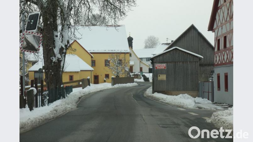 Bei der Hauberrisser-Kapelle (im Hintergrund) zweigt von der Dorfstraße die Burkhardsriether Straße ab. Direkt beim Fachwerkhaus (rechts) liegt die Einmündung zum Dorfplatz, der sich am Ende in Zimmerschlag- und Christmettenweg aufsplittet. Bild: fjo