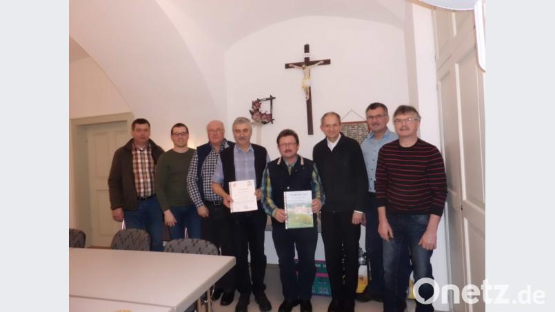 Alte und neue Mitglieder der Kirchenverwaltung (von links): Manfred Sporer, Bernd Schmidkonz, Willibald Schicker, Georg Grillmeier, Hermann Lobinger, Pfarrer Johann Hofmann, Berthold Bauer und Josef Frank. Bild: ws
