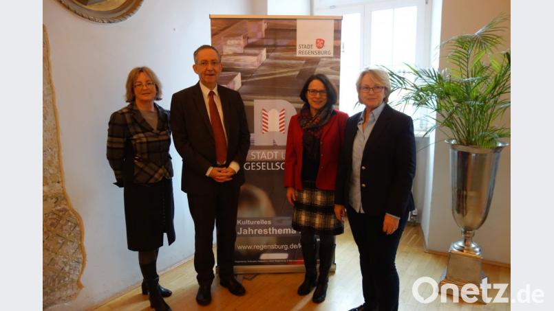 2019 werden sich Künstler, Institutionen und Kultureinrichtungen in Regensburg mit dem kulturellen Jahresthema „Stadt und Gesellschaft“ auseinandersetzen. Jetzt wurde das Programm dazu vorgestellt: (von links): Kulturamtsleiterin Christiana Schmidbauer, Kulturreferent Clemens Unger, Bürgermeisterin Gertrud Maltz-Schwarzfischer und Ilse Danziger (Vorsitzende der Jüdischen Gemeinde Regensburg). Bild: Susanne Wolke