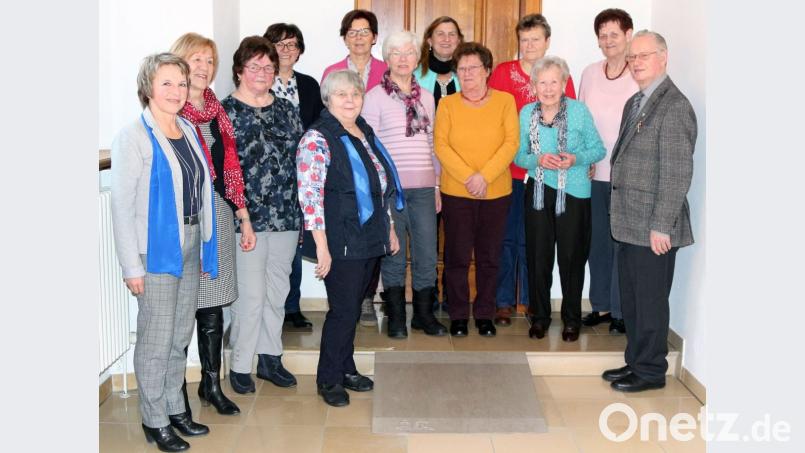 Mit dem Mitglied des Führungsausschusses Christine Hecke (links) zeichnete Bezirksvorsitzende Irene Zeller (Fünfte von links) zahlreiche Mitglieder für langjährige Treue zum Katholischen Frauenbund aus. Geistlicher Beirat Pfarrer Pater Hermann Sturm (rechts) gratulierte. Bild: sön