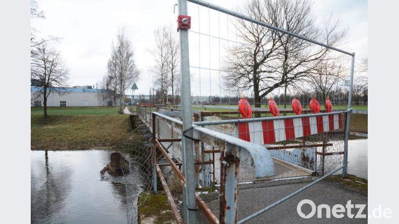 Die Brücke über die Waldnaab ist gesperrt, damit sich Radler-, Lkw- und Staplerverkehr auf dem Werksgelände nicht gefährlich in die Quere kommen. Bild: Gabi Schönberger