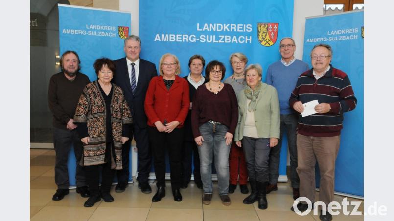 Das Ehepaar Wolfgang und Heidemarie Sander und Landrat Richard Reisinger konnten die
Schecks à 100 Euro an Marianne Gutwein (Sozialdienst katholischer Frauen), Irmgard
Dirmeier (Salesianer Don Bosco/Kloster Ensdorf), Karin Neumüller (Socialis for the Gambia),
Dr. Cornelia Siebenbürger (Projekthilfe Dr. Luppa), Reingard von Ferrari (Blindenhilfe),
Willibald Breitkopf (Franziskanisches Hilfswerk LAFIA) und Herbert Eckl (Kolpingsfamilie,
v.li.). Bild: Christine Hollederer