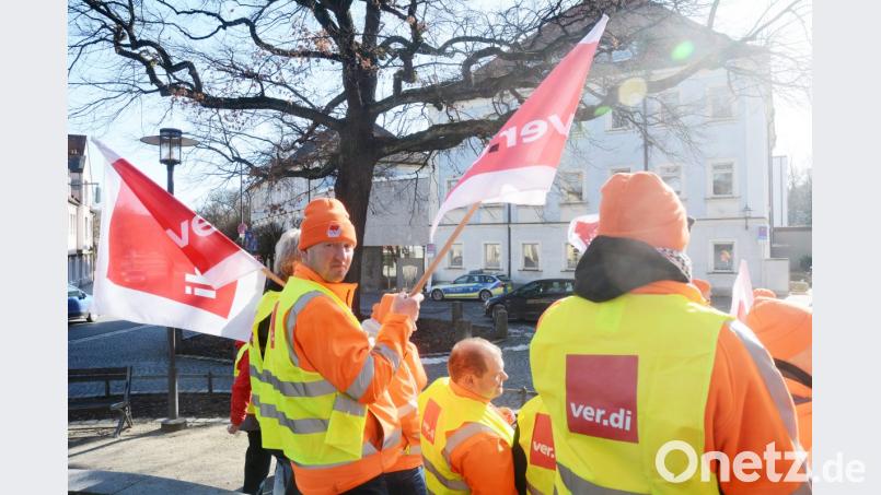 Knapp 70 Mitarbeiter des öffentlichen Dienstes aus der ganzen nördlichen Oberpfalz protestieren in ihrer Mittagspause in Weiden. Bild: Gabi Schönberger