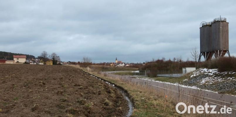 Blick von der OMV-Tankstelle aus in Richtung Wackersdorf. Mehr als zwei Silobehälter (rechts) sind im Interkommunalen Gewerbegebiet derzeit nicht zu sehen. Bild: Hirsch
