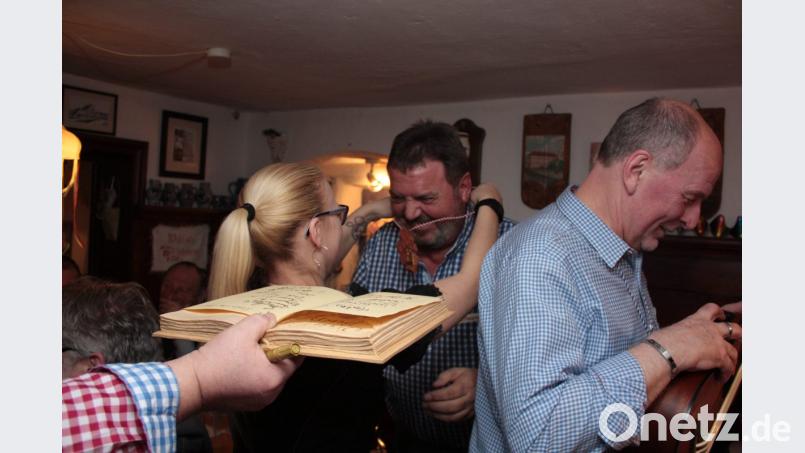 Roland Hansl bekommt den Förder-Zöigl-Zoigl-Orden. Bild: ui