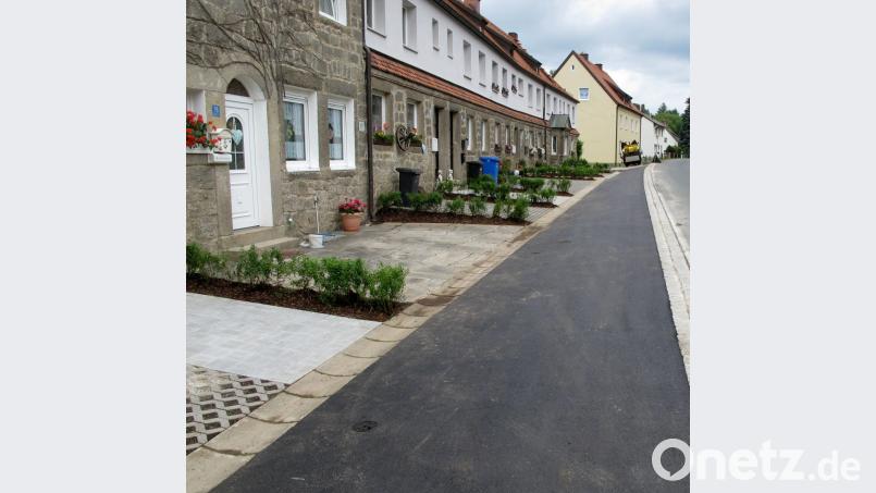 Vor vier Jahren wurden die Hauseingänge der Anwesen Hardtheim 13 bis 20 entlang der Flossenbürger Straße neu gestaltet. Jetzt sollen die Mietwohnungen an ein zentrales Heizungsnetz angeschlossen werden. Bild: le