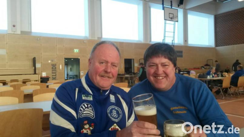 Nicht gerade erfreulich entwickeln sich die Mitgliederzahlen bei den Wandervereinen. Grafenwöhrs Wanderwart Alfons Dobmann (rechts) kam mit Bernd Derschug, Vizepräsident des Deutschen Volkssportverbands (DVV), der Mitglied im IVV (Internationaler Volkssportverband) ist, beim Wandertag in Büchenbach ins Gespräch. Bild: myd