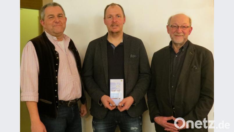 SKK-Vorsitzender Markus Dirschwigl (Mitte) bekam aus den Händen von Bürgermeister Georg Köppl (rechts) und Schießmeister Werner Killermann (links) die Ehrenamtskarte überreicht. Bild: kö