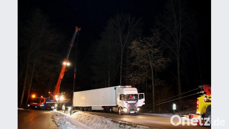 Der Lkw musste mit schwerem Gerät geborgen werden. Bild: Alexander Auer