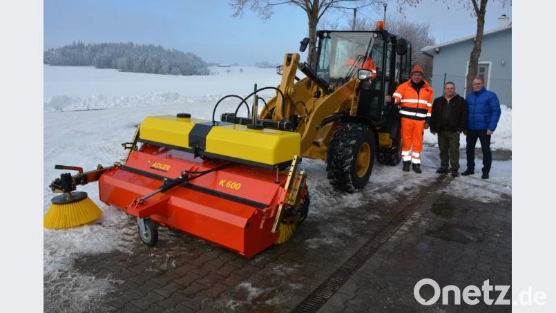 Bürgermeister Max Bindl, Sachbearbeiter Thorsten Malikowski, Bauhofleiter Alfons Haberkorn und Peter Hofmann (von rechts) bei der Vorstellung des neuen Radladers. Bild: jr