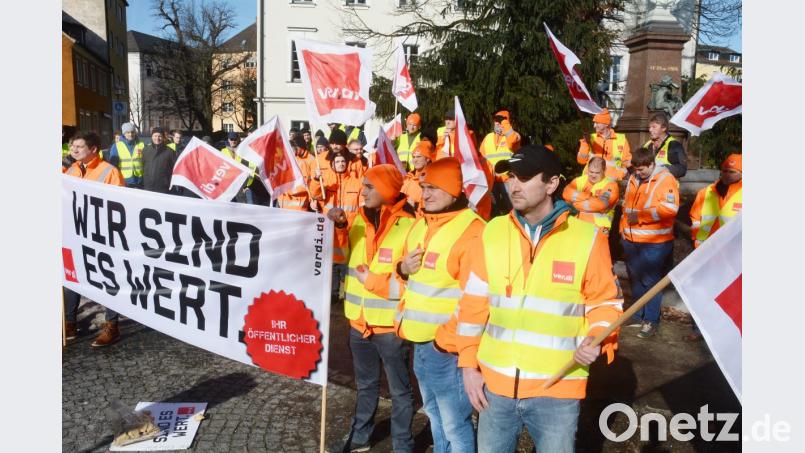 Knapp 70 Mitarbeiter des öffentlichen Dienstes aus der ganzen nördlichen Oberpfalz protestieren in ihrer Mittagspause in Weiden. Bild: Gabi Schönberger