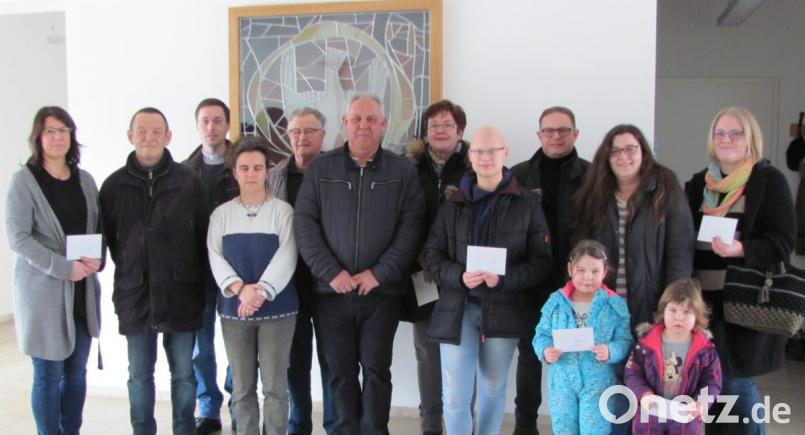 Kolpingsvorsitzender Georg Schlehuber (Zweiter von links) übergibt mit einem Vorstandskollegen Spenden an verschiedene Vereine und Organisationen. Bild: sei