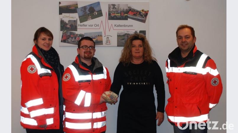 Beate Merkel von der Schimmel AG übergibt 500 Euro. Das Führungstrio Markus Kummer, Felix Graf und Alexandra Kummer (von rechts) dankt für die Spende. Bild: bk