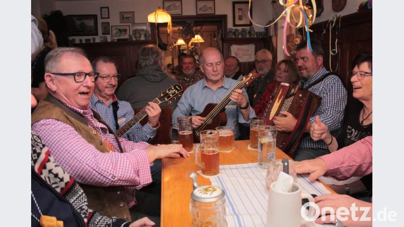 Roman Karl (Mit Instrumenten von links), Dieter Seidl und Roland Hansl wollen die Musikantentradition beim Zoigl in der Kreisstadt fortsetzen. Beim "Waldhauser"-Fasching treten die "Zoigl-Lauser" erstmals öffentlich auf. Zweiter Bürgermeister Heiner Meier (links) und die anderen Gäste singen gerne mit. Bild: ui