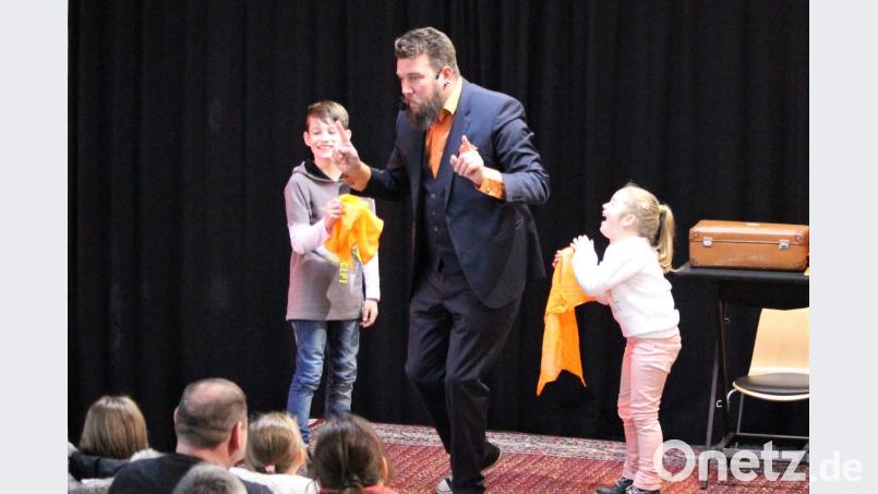 Luisa und Kilian lösen magisch alle Knoten und verwundern Kalibo mit der Zaubersocke. Bild: Williamson, Dagmar