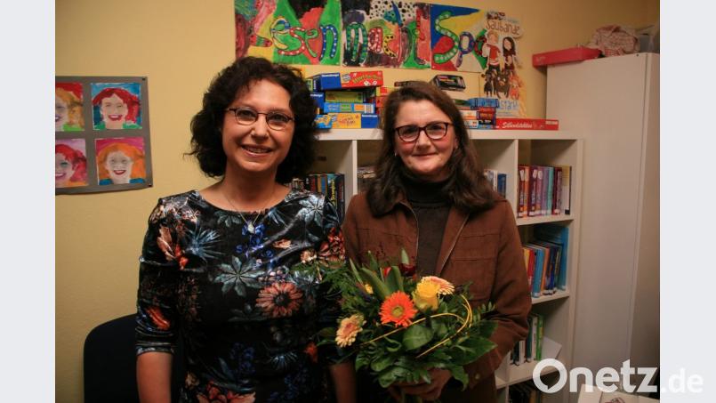 Als vorlesenden Ehrengast hieß Michaela Härtl (links) Autorin Gudrun Müller (rechts) willkommen. Bild: wro