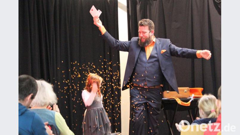 Konfettiregen für Prinzessin Lilly aus Deutschland. Ihre "Mischen" Impossible ist gelungen - die richtige Karte wird gefunden. Bild: Williamson, Dagmar