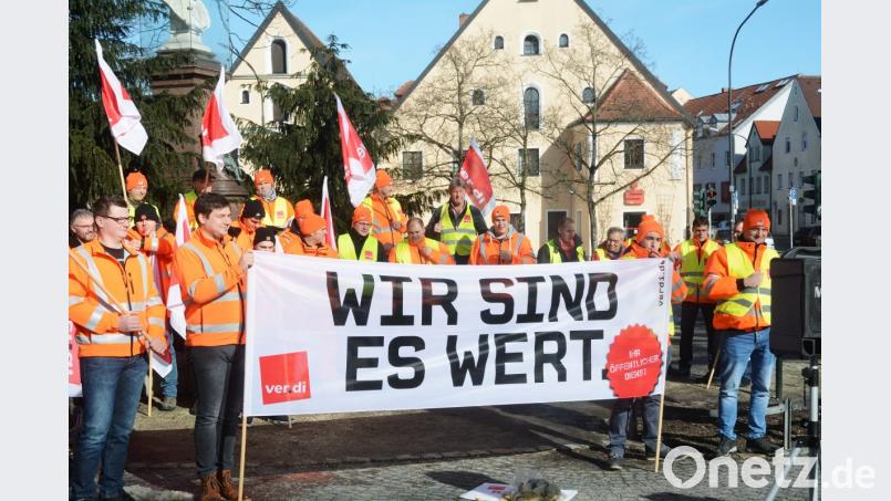 Knapp 70 Mitarbeiter des öffentlichen Dienstes aus der ganzen nördlichen Oberpfalz protestieren in ihrer Mittagspause in Weiden. Bild: Gabi Schönberger