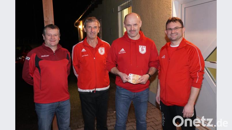 FSV-Vorsitzender Peter Sollfrank, sein Stellvertreter Josef Gollwitzer, Huber Pühler vom FSV Förderkreis und Hans-Jürgen Bergler (von links). Bild: fvo