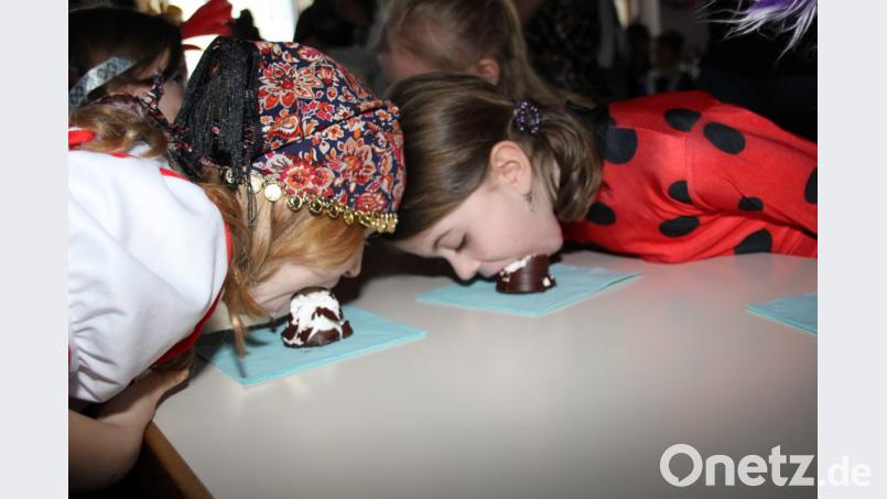 Konzentration auf den Negerkuss waren von den Kids beim Negerkusswettessen gefordert, das nicht nur spannend war, sondern auch einen süßen Genuss garantierte. Bild: ads