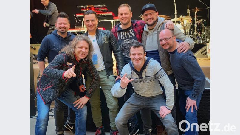 &quot;Volxmusicer&quot; unter sich: Die Trogaluer Buam mit Andreas Gabalier (Dritter von links) beim Stanglwirt. Bild: stg