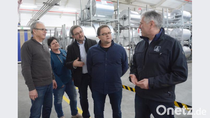 Betriebsrat und Gewerkschaftsvertreter nennen die Beteiligung auch an unternehmerischen Prozessen einen wichtigen Beitrag für den Erfolg der Constantia Pirk. Von links: Betriebsratsvorsitzender Bernhard Rohl, die stellvertretende Leiterin des Vertrauenskörpers Sandra Hösl, der Leiter des Vertrauenskörpers Josef Bock, Betriebsrat Hans Wirth und Horst Ott von der IG Metall. Bild: gsb