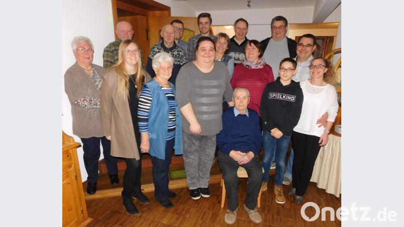 Heinz Pietsch (sitzend) im Kreise seiner Familie und engsten Freunde Adelgunde, Otto und Franz Barth, Markus Krantz, Matthias, Jutta und Thomas Fuchs, Heinz und Holger Kunnert (hintern von links), Anna und Renate Fuchs, Sandra Koppitz, Isolde, Luca und Steffi Kunnert (vorne von links). Mit ihnen feiert der Jubilar den „Runden“ im Landgasthof Imhof. Bild: hai