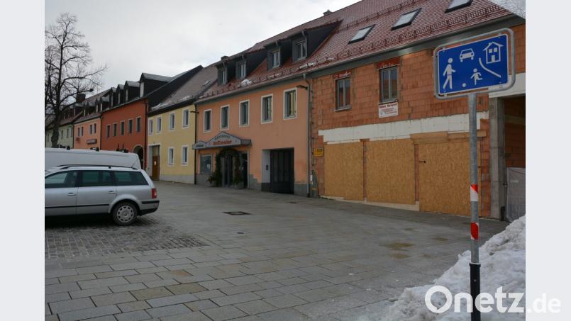 Seit gut einer Woche ist der Untere Markt als Spielstraße ausgewiesen. Dies bedeutet Schrittgeschwindigkeit und Parken nur in eigens gekennzeichneten Flächen. Entlang der Häuserfront darf künftig aber weiter geparkt werden. Der Bürgermeister kommt damit einem ausdrücklichen Wunsch des Einzelhandels nach. Bild: jr