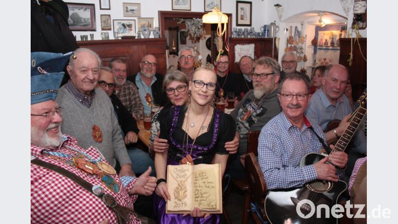 Neben dem Erfahrungsaustausch steht die Verleihung der Zoiglorden beim ersten Brauer- und Wirtestammtisch in der Zoiglstube "Waldhauser" im Mittelpunkt. Mit ihrer Unterschrift im geschnitzten Ordensbuch bestätigen alle den Erhalt der Unikate. Bild: ui