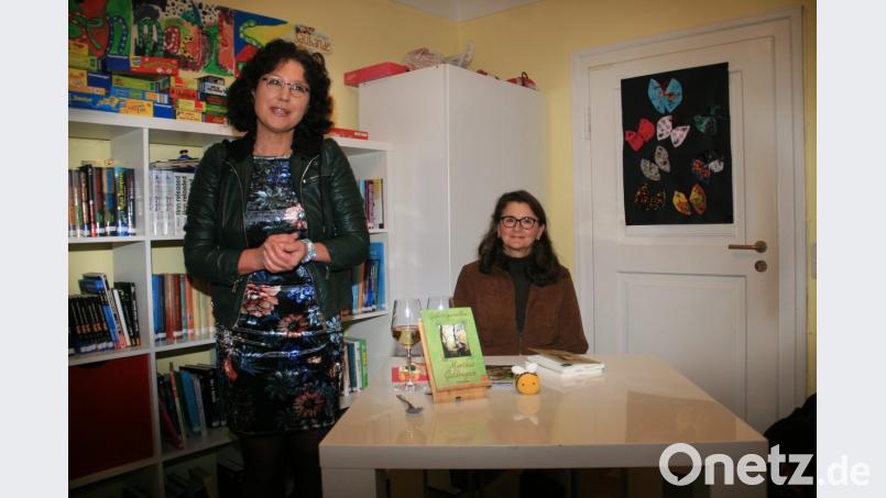 Mit einem &quot;herzlich Willkommen im Waldershofer Leseclub&quot; begrüßte Michaela Härtl (links) Gudrun Müller, die ihre Goldsteig-Novellen mitgebracht hatte. Bild: wro