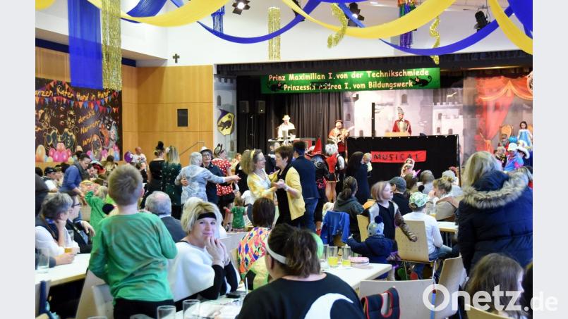 Jung und Alt fühlt sich beim Familienfasching in der Stadthalle gleichermaßen wohl. Die Gäste haben Gelegenheit das gesamte Auftrittsprogramm des Vereins Neustädter Faschingszug zu bestaunen. Bild: bgm
