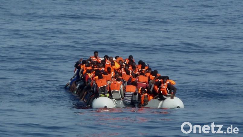 Der Referent zeigte Bilder von mit Flüchtlingen typisch überfüllten Schlauchbooten, wie sie immer noch in Libyen starten. Häufig geraten diese Boote in Seenot. Bild: Schnappauf