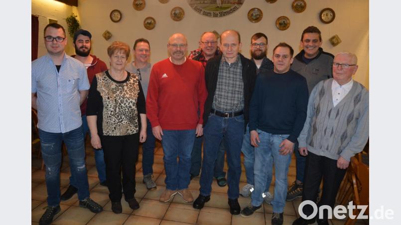Mit dieser Mannschaft will der Geflügelzuchtverein Konnersreuth neu durchstarten: (von links) Jürgen Malzer, Kevin Riedel, Maria Eckstein, Peter Malzer, Vorsitzender Siegmund Lenk, Franz Oppl, Thomas Eckstein, Michael Lenk, Dominik Schwägerl, Ludwig Betzl und Robert Hecht. Bild: jr