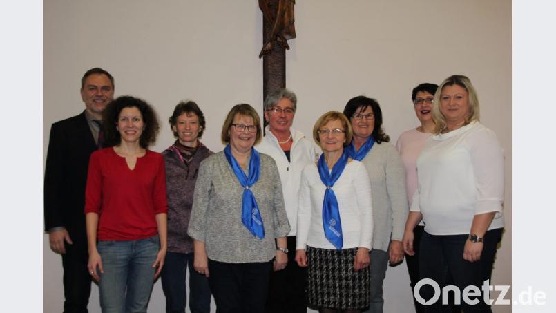 Pfarrer Josef Irlbacher (links) gratuliert gemeinsam mit Kerstin Aufschneider und Petra Stauber vom KDFB-Bezirksverband (von rechts) dem neuen Vorstandsteam des Frauenbunds mit Katharina Weiß, Claudia Werner, Anita Hartmann, Veronika Graf, Anneliese Pilarski und Maria Kraus (ab Zweite von links). Bild: ads