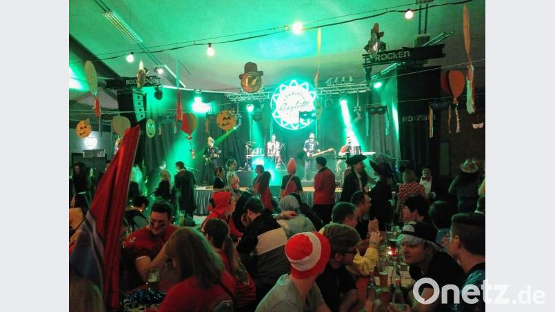 Für Stimmung sorgt die Partyband Rotzlöffl. Bild: ndt