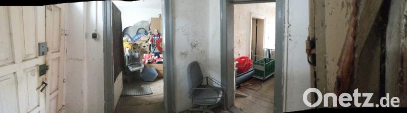 Was soll aus dem ehemaligen Milchladl und den Flurerturm nahe der Regionalbibliothek werden? Bei einer Ortsbesichtigung verschafften sich die Bauausschussmitglieder einen ersten Eindruck vom Zustand des Traditionsgebäudes. Bild: Gabi Schönberger