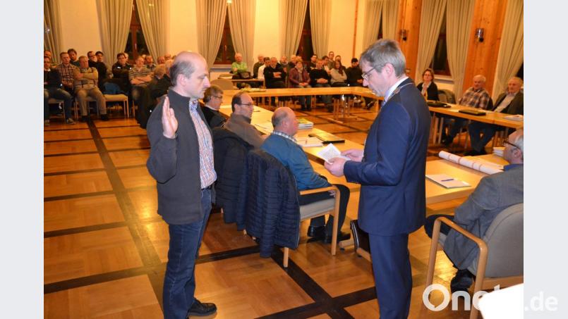 Der neue Marktgemeinderat Johann Neuber (FWU) aus Tröbes leistete seinen Amtseid. Bild: gi