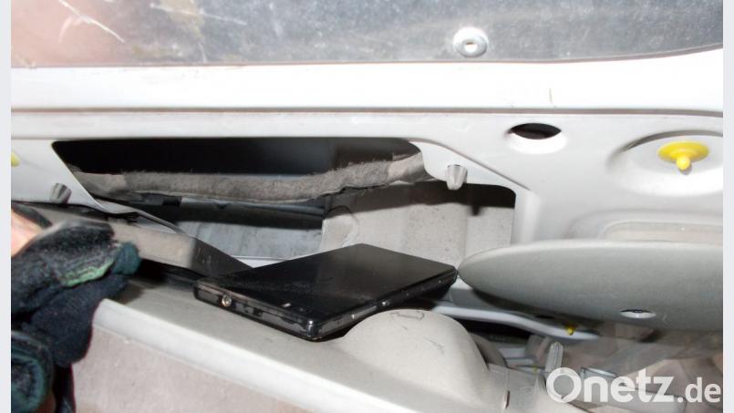 In dieser Ablage unter dem Lenkrad hatte der Fahrer des Lieferwagens eine geladene Pistole deponiert. Bild: Polizei Amberg