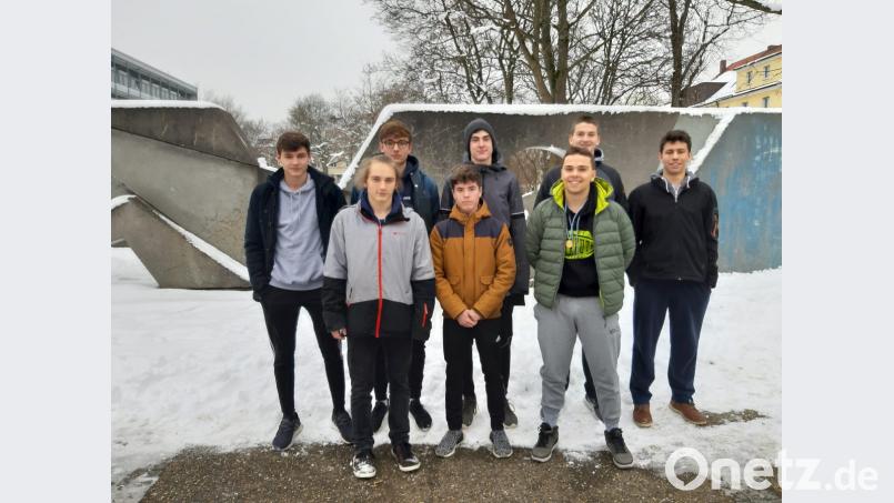 Die siegreichen Kepler-Schüler nach der Rückkehr: (hinten, von links) Jannick Müller, Wilhelm Nawroth, Lukas Krämer, Felix Marterer und Leon Seidler sowie (vorne, von links) Johannes Loibl, Nino Schücker und Jonathan Pausch. Bild: pta