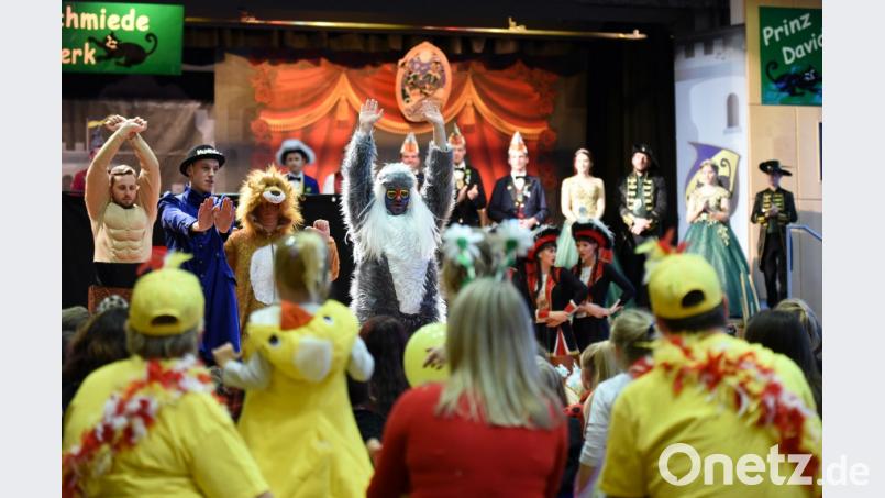 Bunt kostümierte Maschkerer bestaunen die tänzerischen Fähigkeiten der verschiedenen Sparten des Faschingsvereins, etwa von den Jungs des Elferrates. Bild: bgm