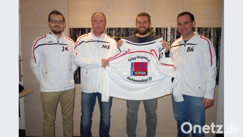 Bei der Vorstellung des neuen Spielertrainers der SpVgg Weigendorf/Hartmannshof (von links): Jörg Kreussel (SpVgg Weigendorf), Klaus Meier, Daniel Dietrich und Bernd Übler (SV Hartmannshof). Bild: exb
